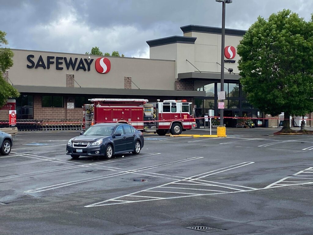 Safeway, auburn safeway, auburn wa safeway, Auburn way s safeway, 101 auburn way s, safeway roof collapse, auburn safeway